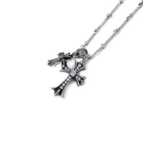 Kleine kruis- en babyfat-bedelketting met diamanten
