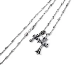 Kleine kruis- en babyfat-bedelketting met diamanten